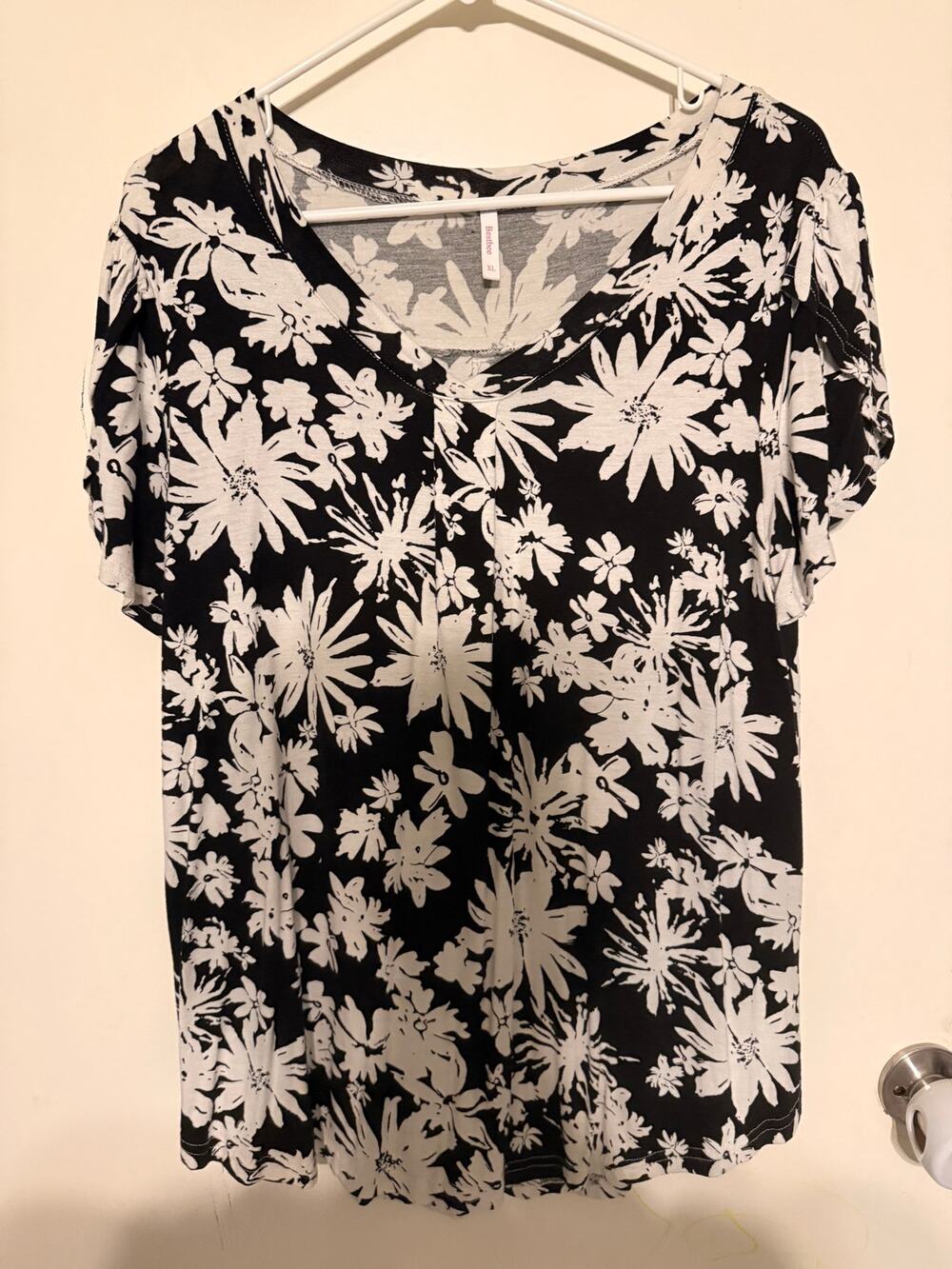 Bestbee Women’s XL Black & White Floral V-Neck Flutter Sleeve Top